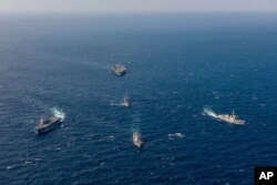 미 해군의 핵 추진 항공모함 로널드레이건함(위)과 이지스 구축함 슈프함(가운데 아래), 한국의 이지스 구축함 율곡이이함(오른쪽)과 천지함(가운데), 일본의 JS 휴가 구축함(왼쪽)이 지난달 10일 제주도 남방 공해상에서 연합해상훈련을 했다.