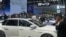 Para pengunjung melihat mobil-mobil yang terpajang di stan BYD dalalam pameran otomotif di Beijing, China, pada 26 April 2024. (Foto: AP/Tatan Syuflana)