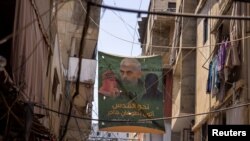 Një poster me fotografinë e udhëheqësit të ri të Hamasit, Yahya Sinwar në kampin e refugjatëve palestinez Bourj al-Barajneh, në Bejrut, Liban, më 8 gusht, 2024/Reuters