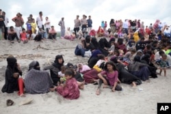 Pengungsi Rohingya beristirahat di pantai Lampanah Leungah setelah mendarat di Aceh Besar, Provinsi Aceh, Kamis, 16 Februari 2023. (AP/Riska Munawarah)