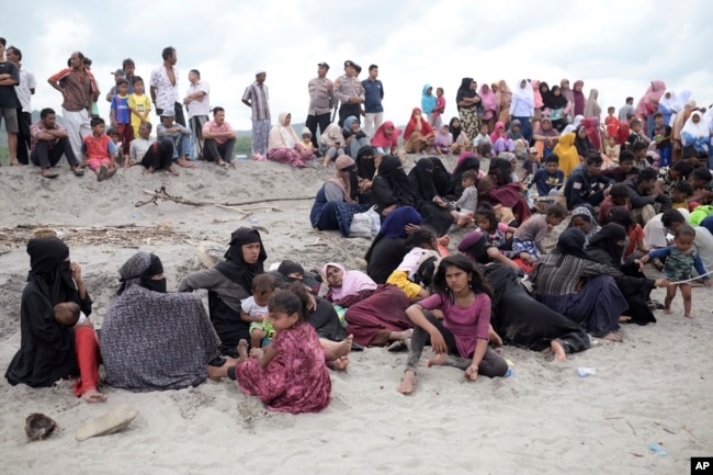 Pengungsi Rohingya beristirahat di pantai Lampanah Leungah setelah mendarat di Aceh Besar, Provinsi Aceh, Kamis, 16 Februari 2023. (AP/Riska Munawarah)