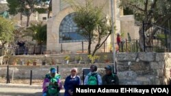 Pastor Simon Dolly da wasu ‘yan kungiyarsa a Gaban cocin Dominus Flevit na Jerusalem