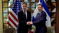 1일 토니 블링컨 미국 국무장관이 이스라엘 텔아비브에서 아이작 헤르조그 이스라엘 대통령을 만나 악수를 나누고 있다.