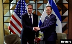 Menteri Luar Negeri AS Antony Blinken bertemu dengan Presiden Israel Isaac Herzog di Tel Aviv, Israel, 1 Mei 2024. (REUTERS/Evelyn Hockstein)