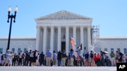 Puluhan warga AS berunjuk rasa di luar Mahkamah Agung, 1 Juli 2024, di Washington Dc.