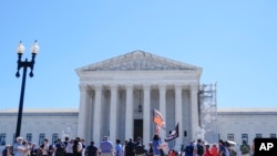 تظاهرات مردم در مقابل دیوان عالی آمریکا در واشنگتن (دوشنبه، ۱۱ تیر ۱۴۰۳) 