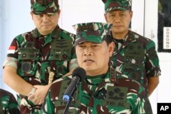 Panglima TNI Laksamana Yudo Margono (tengah), memberikan keterangan kepada media saat konferensi pers di Mimika, Provinsi Papua, Selasa, 18 April 2023. (AP /Saldi Hermanto)