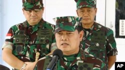 Panglima TNI Laksamana Yudo Margono (tengah), dalam konferensi pers di Mimika, Provinsi Papua, Selasa, 18 April 2023. (AP/Saldi Hermanto)