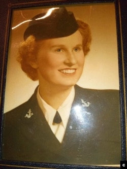 Мэри после зачисления в ВМС США по программе WAVES, 1942 г. (Courtesy: Martha Barnes)