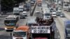 Para pengemudi truk di Brazil menggelar aksi protes terkait pencurian barang di Rio de Janeiro, pada 15 Mei 2023. (Foto: Reuters/Ricardo Moraes)