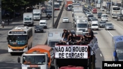 Para pengemudi truk di Brazil menggelar aksi protes terkait pencurian barang di Rio de Janeiro, pada 15 Mei 2023. (Foto: Reuters/Ricardo Moraes)