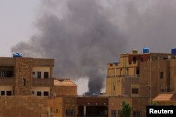 Asap terlihat membubung dari gedung-gedung selama bentrokan antara Pasukan Dukungan Cepat paramiliter dan tentara di Khartoum Utara, Sudan. 22 April 2023. (Foto: REUTERS/ Mohamed Nureldin Abdallah)