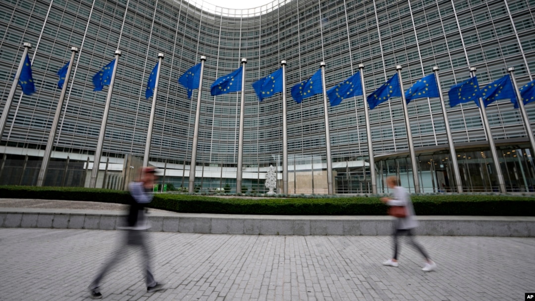 Arhiva - Zastave Evropske unije vijore se na vetru dok pešaci prolaze pored sedišta EU u Briselu, 20. septembra 2023.