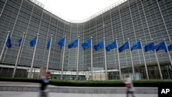 FILE - Markas besar UE di Brussels, 20 September 2023. Komisi Uni Eropa, Kamis (29/2) mengumumkan mereka akan mulai mengeluarkan miliaran euro ke Polandia setelah dana tersebut dibekukan selama musim panas. (AP/Virginia Mayo)