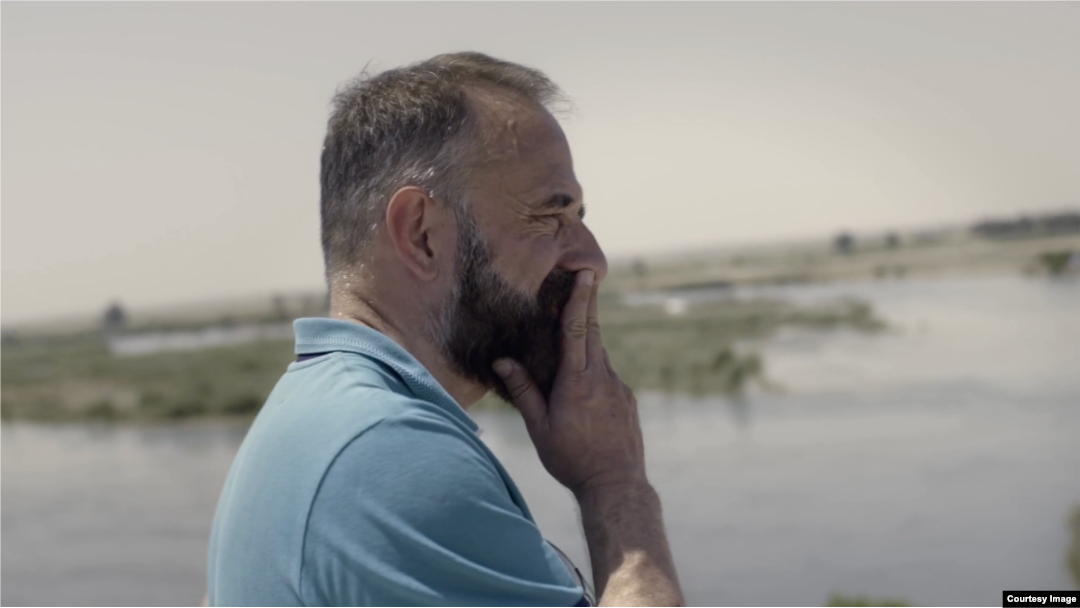 Journalist Marc Marginedas stands at the site of a building in Raqqa where 10 years earlier IS militants kept him and several other foreign hostages captive. (Credit: Albert Sole, Raul Cuevas/Screenshot from "Return to Raqqa")