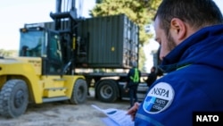 Представник агенції НАТО із закупівель NSPA координує поставку.     