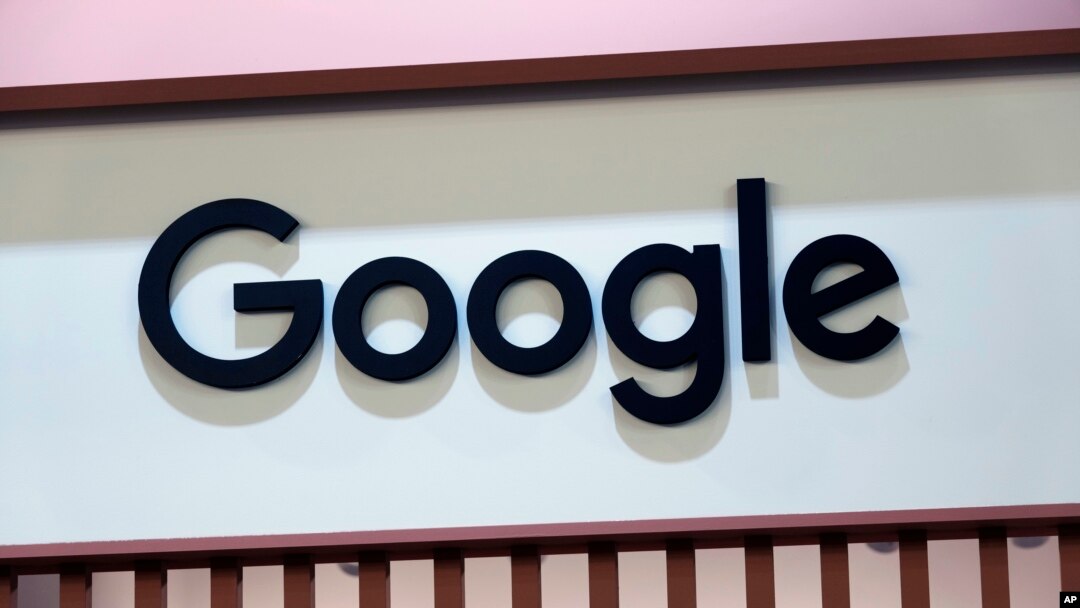 Logo Google terpasang di pameran Vivatech di Paris, Prancis, pada 15 Juni 2022. (Foto: AP/Thibault Camus)
