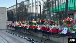 Flores e velas no exterior da Embaixada da Rússia em Washington, DC, a 24 de março de 2024. A Rússia observou um dia de luto nacional em 24 de março, depois de um ataque a uma sala de concertos em Moscovo ter matado 137 pessoas.