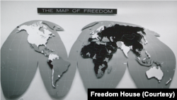 2023年3月9日自由之家发表2022年度全球人权状况报告。报告称全球民主自由连续17年倒退。该报告的人权地图显示深色为人权状况恶劣国家和地区。（图片来自自由之家网站）