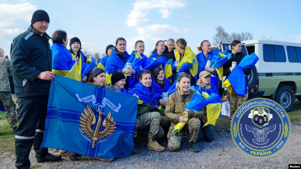 乌克兰战俘待遇协调总部发布的照片显示，经换俘而获释的乌克兰战俘在乌克兰一处没有披露的地点合影。(2023年4月10日)(photo:VOA)
