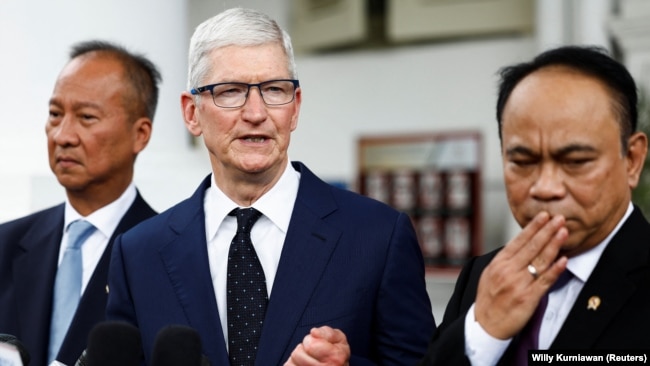 CEO Apple Tim Cook didampingi Menteri Komunikasi dan Informatika Budi Arie Setiadi dan Menteri Perindustrian Agus Gumiwang Kartasasmita di Istana Kepresidenan Jakarta, 17 April 2024. (Foto: REUTERS/Willy Kurniawan)