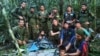 Tentara dan pria pribumi berfoto bersama empat anak-anak yang hilang setelah kecelakaan pesawat maut, di hutan Solano, negara bagian Caqueta, Kolombia, 9 Juni 2023. (Foto: via AP)