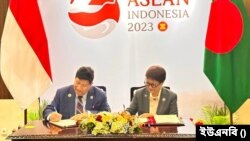  বাংলাদেশের পররাষ্ট্রমন্ত্রী ড. এ কে আব্দুল মোমেন এবং ইন্দোনেশিয়ার পররাষ্ট্রমন্ত্রী রেতনো মারসুদি দুই দেশের পক্ষে জ্বালানি ও কৃষি সহযোগিতা বিষয়ে সমঝোতা স্মারকে সই করেন। জাকার্তা, ৫ সেপ্টেম্বর, ২০২৩।