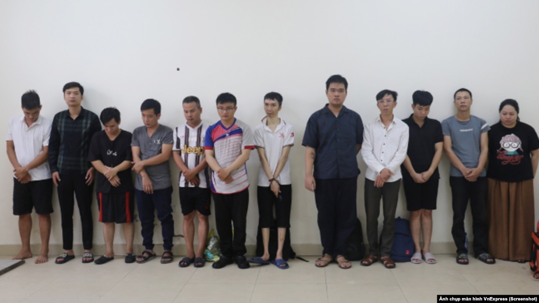 Những quản trị viên của trang web khiêu dâm bị công an bắt giữ hôm 4/28, 2024. Ảnh do công an Việt Nam cung cấp được chụp lại từ màn hình VnExpress