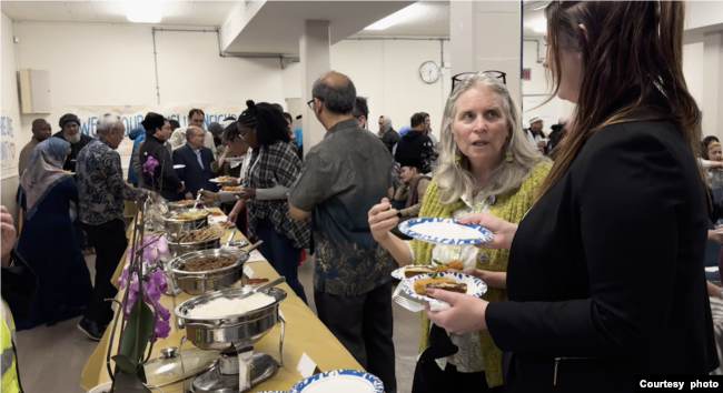 Acara buka puasa bersama gratis di masjid Indonesia IMAAM Center di Silver Spring, Maryland menyediakan makanan Indonesia (dok: VOA)