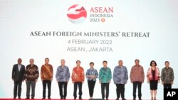 2023년 4월 인도네시아 자카르타에서 열린 동남아시아국가연합(ASEAN) 외무장관 회의에 참석한 장관들이 연단에 서 있다. (자료사진)