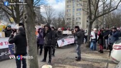Hàng trăm người biểu tình phản đối sứ quán Việt Nam ở Ba Lan lạm thu