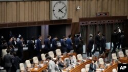 Anggota parlemen berbaris memberikan suara di Majelis Nasional di Seoul, Korea Selatan, Kamis, 21 September 2023.(AP/Ahn Young-joon)