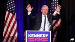 Capres AS dari kelompok independen, Robert F. Kennedy Jr., melambai kepada para pendukungnya setelah berbicara dalam perhentian kampanye, di Austin, Texas, 13 Mei 2024.