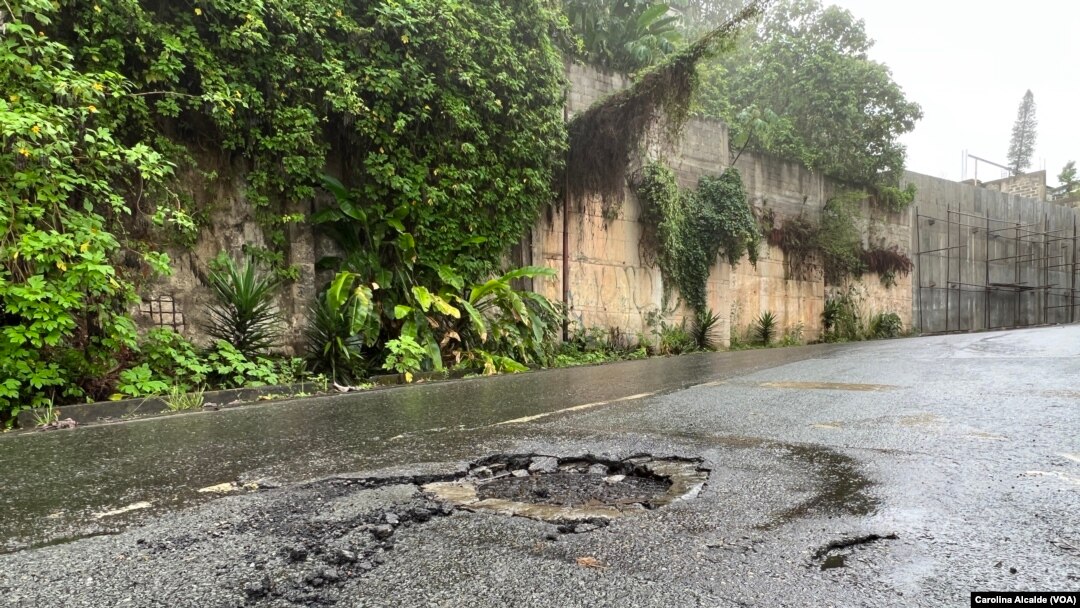 El pavimento de una calle del este de Caracas comienza a levantarse tras las lluvias de la noche del lunes 29 de mayo de 2023.