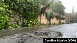 El pavimento de una calle del este de Caracas comienza a levantarse tras las lluvias de la noche del lunes 29 de mayo de 2023.