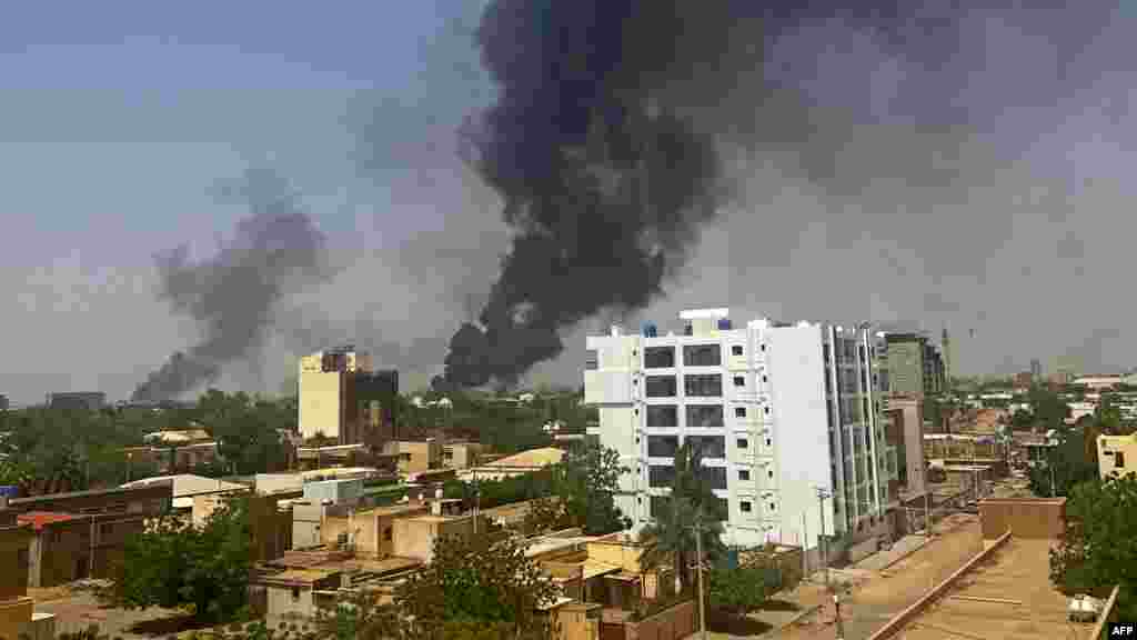 Smoke billows above residential buildings in Khartoum on April 16, 2023, as fighting in Sudan raged for a second day in battles between rival generals. (AFP)