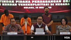 Direktur Tindak Pidana Umum Polri, Djuhandhani Rahardjo (tengah) bersama Direktur Perlindungan WNI Kemenlu RI, Judha Nugraha (kiri) memaparkan perkembangan kasus TPPO ke Myanmar kepada wartawan pada Selasa (16/5) di Jakarta.