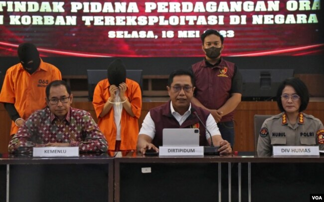 Direktur Tindak Pidana Umum Polri, Djuhandhani Rahardjo (tengah) bersama Direktur Perlindungan WNI Kemenlu RI, Judha Nugraha (kiri) memaparkan perkembangan kasus TPPO ke Myanmar kepada wartawan pada Selasa (16/5) di Jakarta.