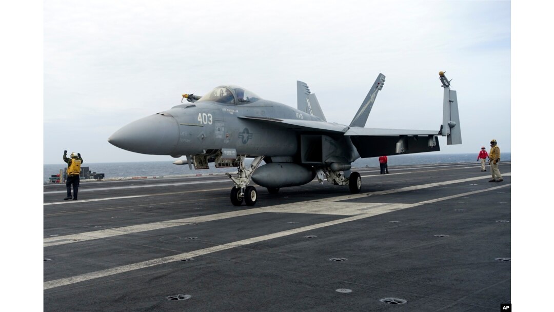 Sebuah F-18E parkir di dek penerbangan kapal induk USS Theodore Roosevelt, Kamis, 11 April 2024 selama latihan angkatan laut gabungan selama tiga hari oleh A.S., Jepang dan Korea Selatan di Laut Cina Timur. (AP/Mari Yamaguchi)