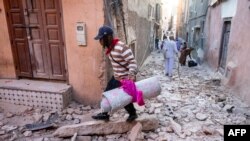 Familias ansiosas permanecían en la calle o acurrucadas en las aceras, algunas con niños, mantas u otras pertenencias.