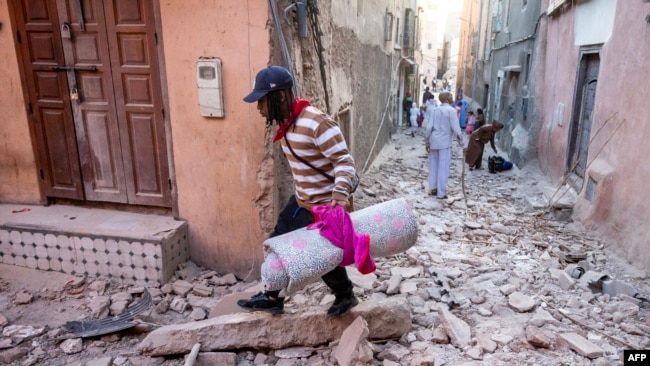 Familias ansiosas permanecían en la calle o acurrucadas en las aceras, algunas con niños, mantas u otras pertenencias.