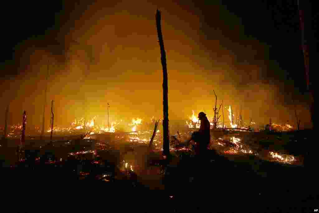 Пожарникарите работат на гасење на пожарот во амазонската шума за време на суша и високи температури во руралната општина Кареиро Кастањо, државата Амазонас, Бразил, 21 октомври 2023 година.