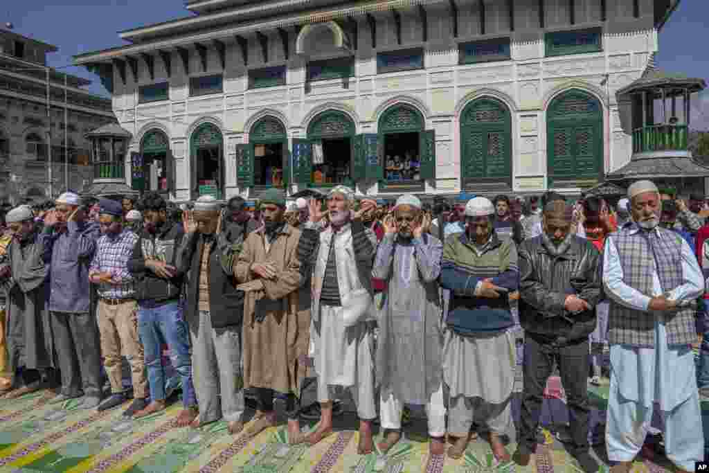بھارت کے زیرِ انتظام کشمیر میں رمضان کے آخری جمعے پر خصوصی عبادات کی گئیں۔