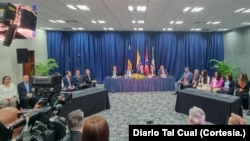 Las delegaciones del gobierno venezolano y sus opositores se reúnen con delegados de Noruega, Países Bajos, Rusia, Estados Unidos y otras naciones para firmar acuerdos parciales de corte político y económico, en Barbados, este martes 17 de octubre de 2023.