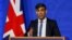 Perdana Menteri Inggris Rishi Sunak dalam konferensi pers di Downing Street, London, Inggris, 22 April 2024. (REUTERS/Toby Melville/Pool)