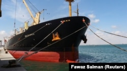 Kapal kargo Yunani, Sea Champion, berlabuh di pelabuhan Aden, Yaman, tempat kapal tersebut tiba setelah diserang di Laut Merah dalam apa yang tampaknya merupakan serangan rudal keliru oleh milisi Houthi (foto: dok). 