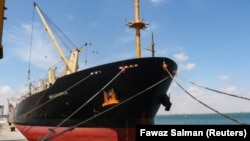 Kapal kargo Sea Champion berlabuh di pelabuhan Aden, Yaman, setelah tak sengaja terkena serangan misil milisi Houthi di Laut Merah, 21 Februari 2024. (Foto: Fawaz Salman/Reuters)