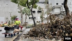 灣仔街頭還有被超強颱風吹倒的樹枝，清潔工人忙於清理。(美國之音/湯惠芸)
