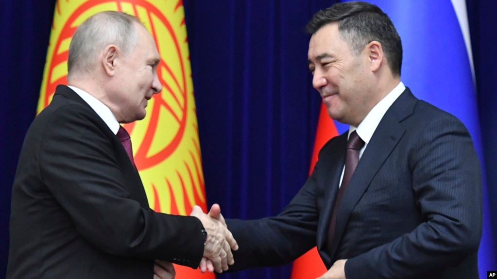 资料照片: 2023年10月12日俄罗斯总统弗拉基米尔·普京(左)与吉尔吉斯斯坦总统萨德尔·扎帕罗夫握手(photo:VOA)