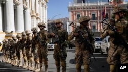 Ushtarët bllokojnë rrugën që lidh godinën e Asamblesë Legjislative me pallatin presidencial
